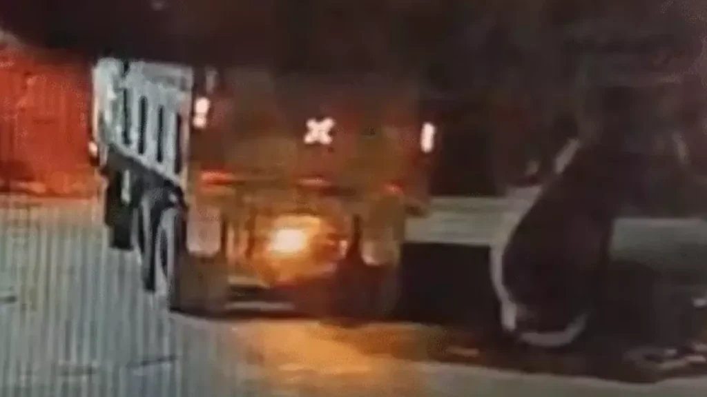 Jaipur: Speeding Dumper Mows Down Two Youths 2 dumper