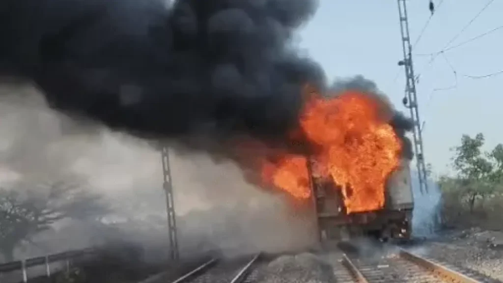 Fire breaks out in 2 coaches of Trivandrum-Delhi Rajdhani Express 2 fire
